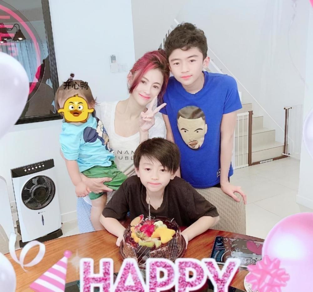 张柏芝|张柏芝意外受伤持拐杖看医生，公开包扎照，笑称是儿子送的礼物