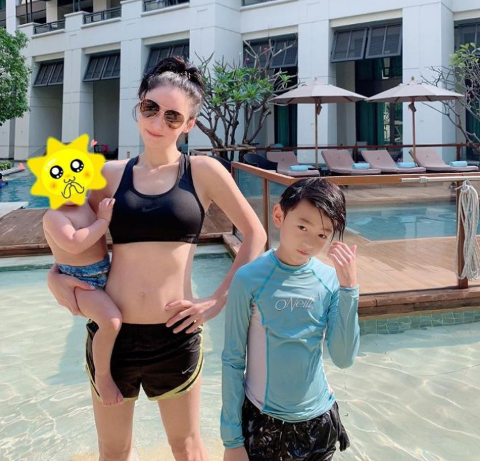 张柏芝|张柏芝意外受伤持拐杖看医生，公开包扎照，笑称是儿子送的礼物