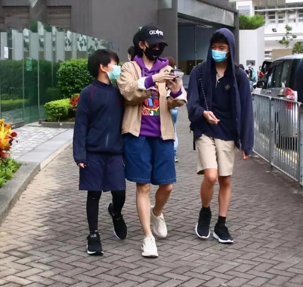 张柏芝|张柏芝意外受伤持拐杖看医生，公开包扎照，笑称是儿子送的礼物