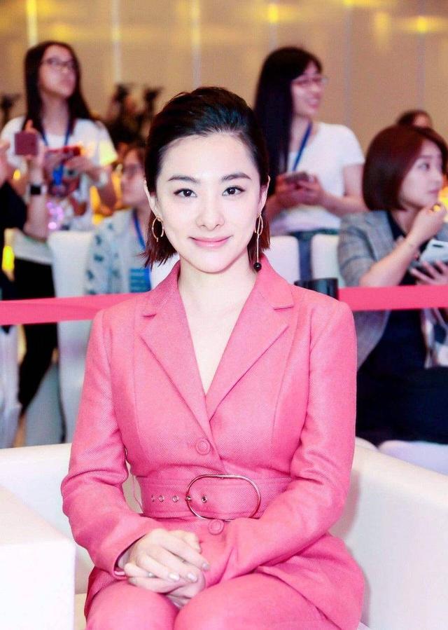 刘璇对身材太自信穿毛衣配吊裆裤好怪异158身高衬得更矮了