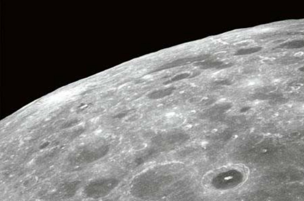 月球|科学家们刚刚报道了月球上首次明确探测到水的存在！要尝一杯吗