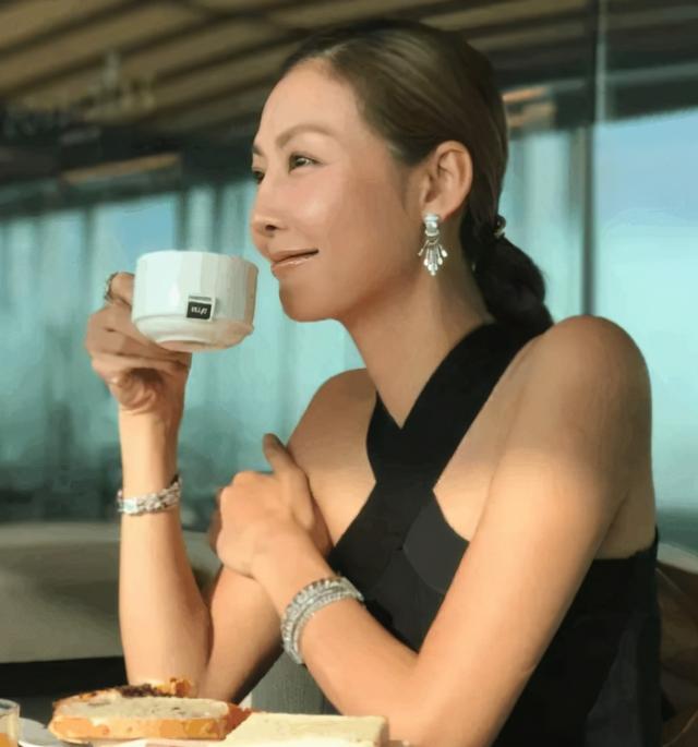 林姵希太聪明了,柜台小姐身份在夜店把何润东迷住,相恋9年成婚