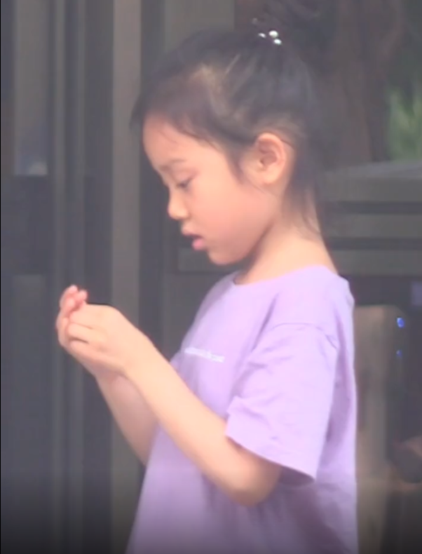 甜馨|贾乃亮带甜馨与爷爷奶奶吃饭，奶奶不舍甜馨悲伤落泪，曝李小璐拿到抚养权