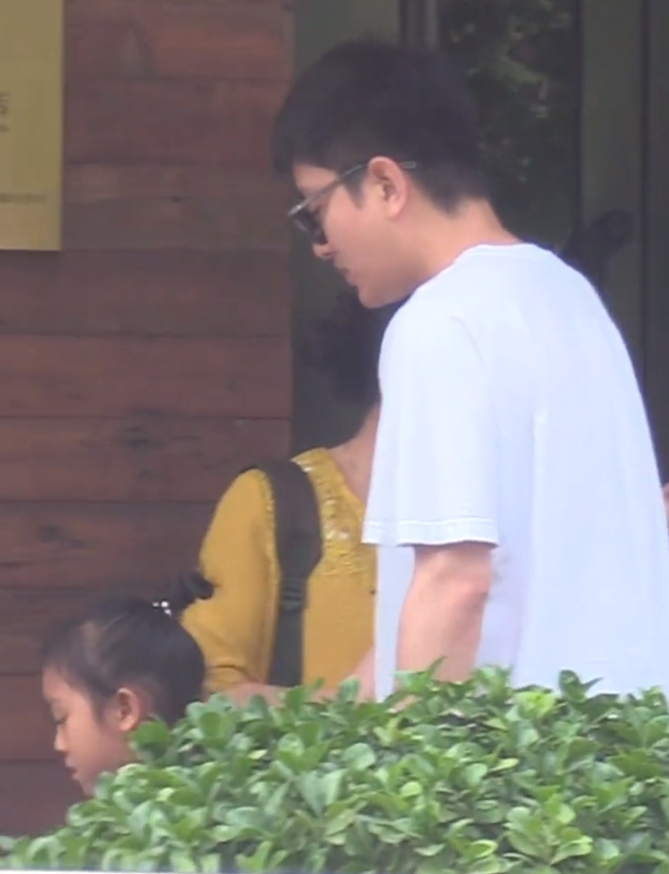 甜馨|贾乃亮带甜馨与爷爷奶奶吃饭，奶奶不舍甜馨悲伤落泪，曝李小璐拿到抚养权