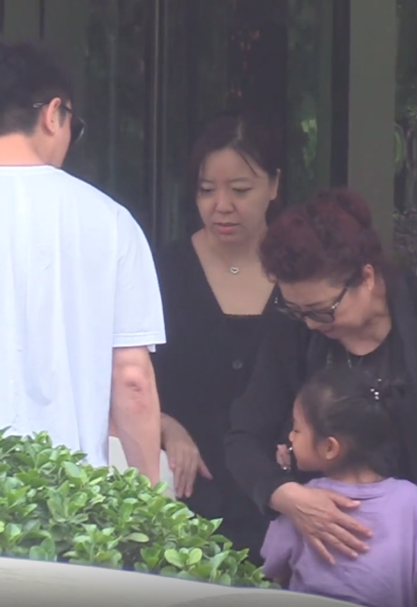 甜馨|贾乃亮带甜馨与爷爷奶奶吃饭，奶奶不舍甜馨悲伤落泪，曝李小璐拿到抚养权