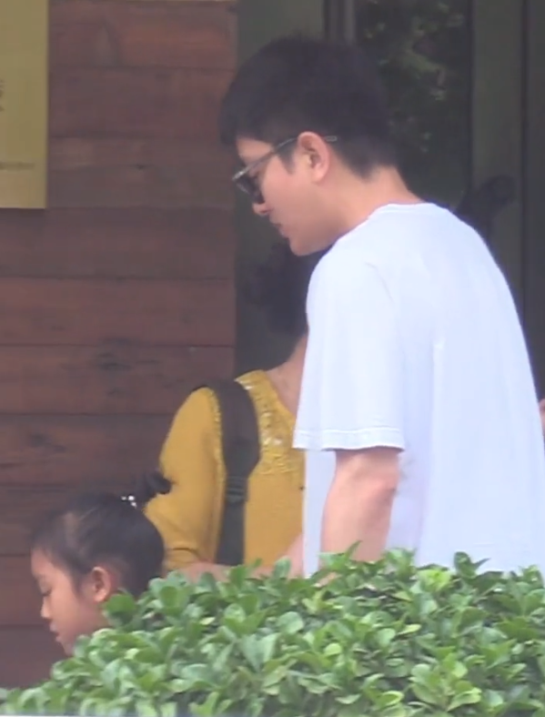 甜馨|贾乃亮带甜馨与爷爷奶奶吃饭，奶奶不舍甜馨悲伤落泪，曝李小璐拿到抚养权