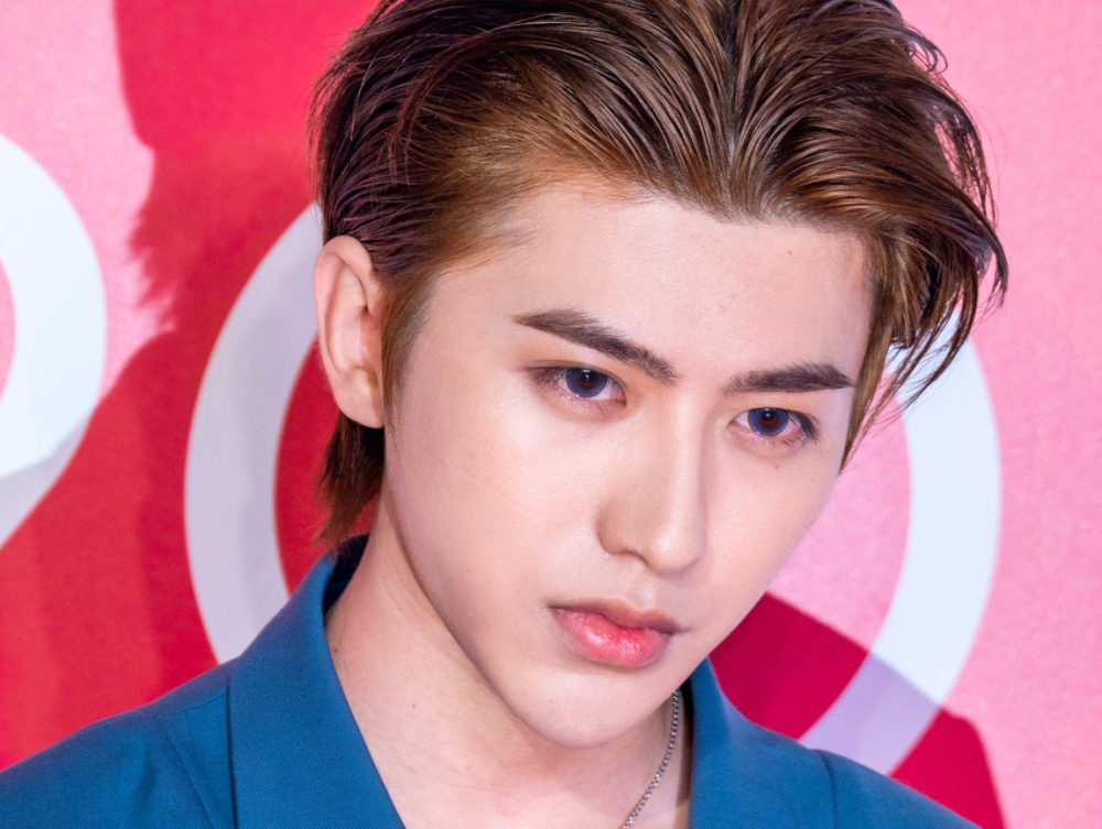 不得不说,蔡徐坤真的是360无死角了,不但正脸让人十分心动,侧脸也是