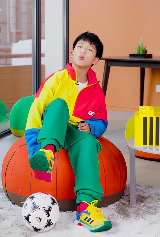 田亮儿子长大了!8岁就能看英文原版书,和森碟长相宛如复制粘贴