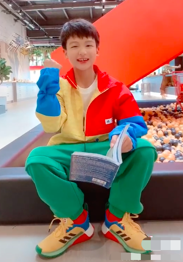 田亮儿子长大了!8岁就能看英文原版书,和森碟长相宛如复制粘贴