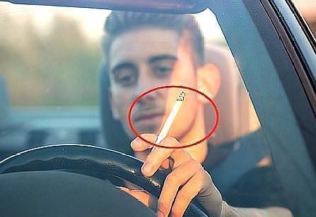 开车抽烟的时候,为啥外国人关着窗,中国人却开着窗?