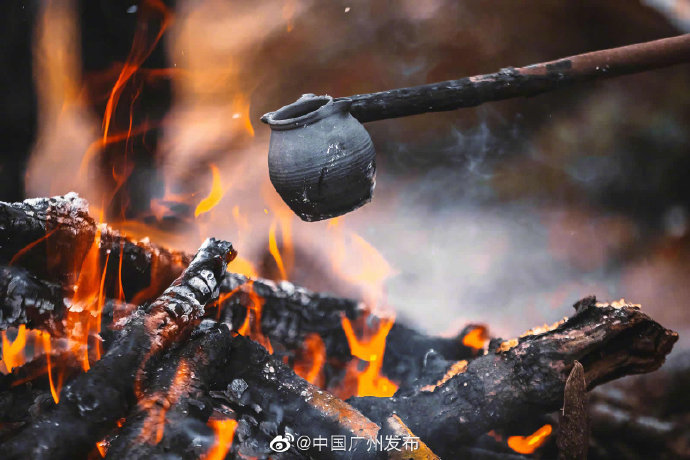 来叹一杯延续3000年历史的乌撒烤茶_腾讯新闻