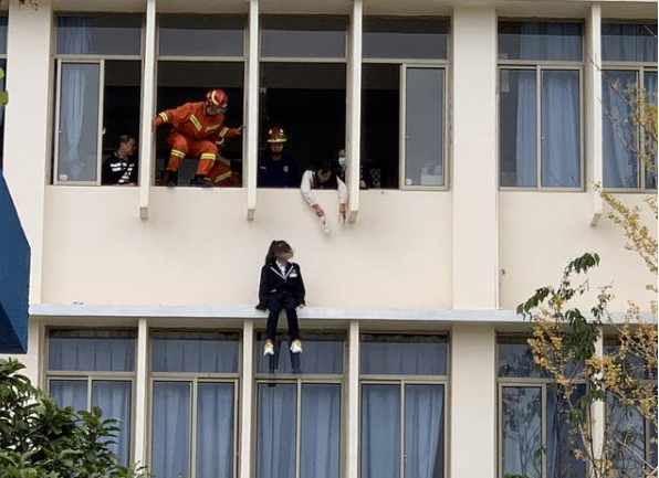 惊险楚雄一女中学生欲跳楼危急时刻消防员飞身抱住