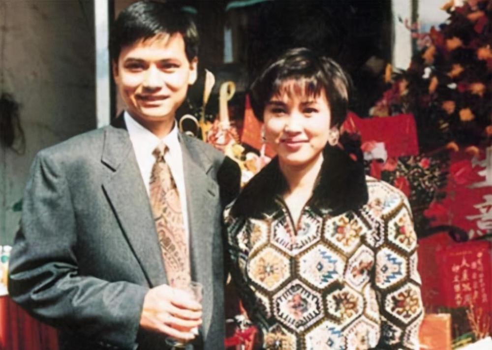 21岁风头正盛时的陈秀雯就与林国雄结婚了,恋爱三年并没有让陈秀雯