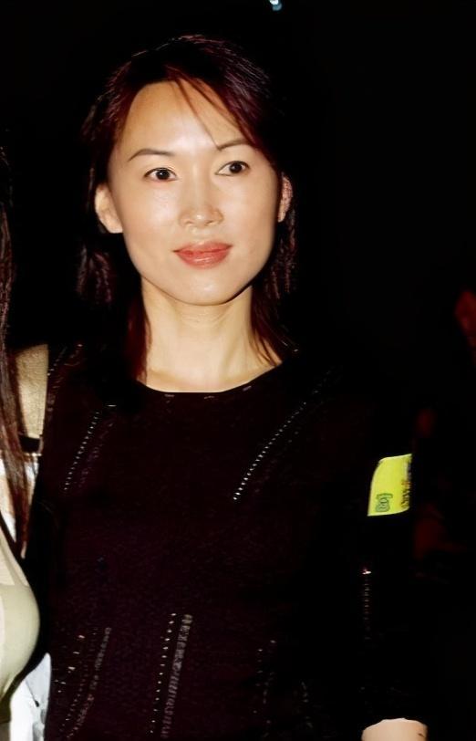 港剧一姐陈秀雯曾是tvb亚视双台花旦如今58岁发福难认