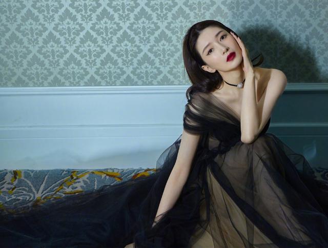 江疏影一袭黑纱晚礼服,性感知性又诱人,堪称人间最美黑天鹅