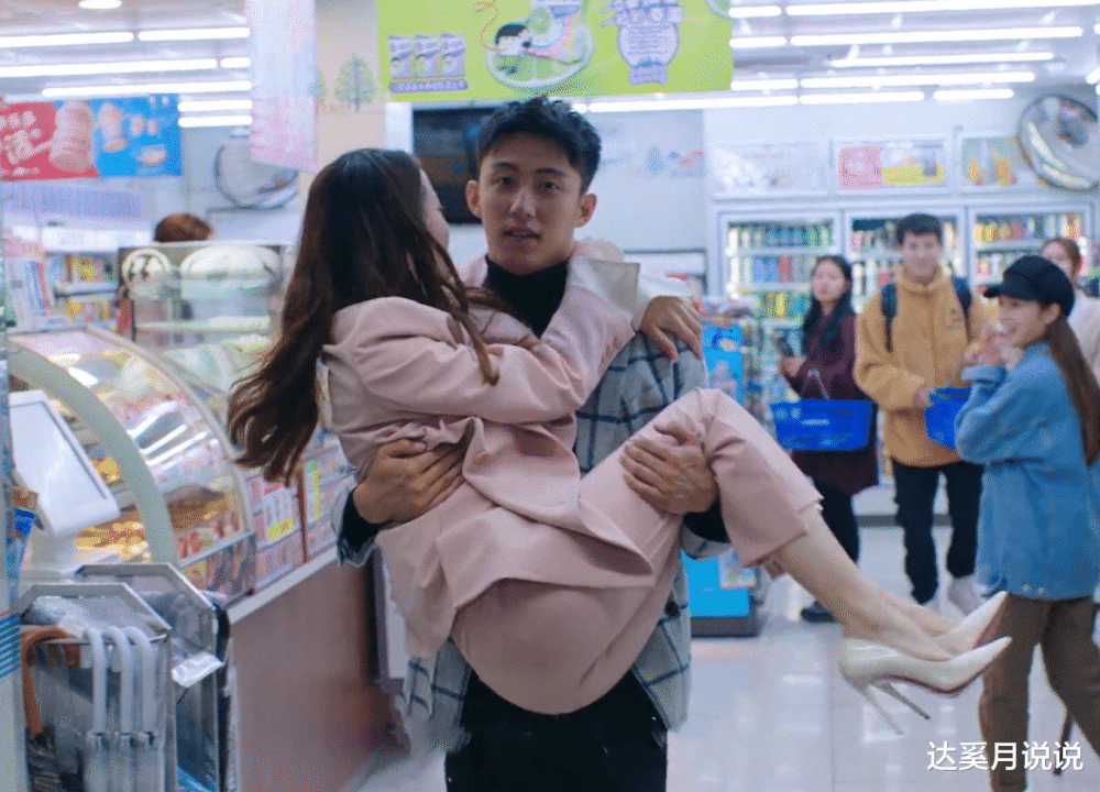 公主抱20,周放说:好多人看着,你快放我下来.