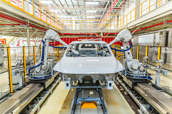 井井有条的生产线,高效而有序的机器人……未来汽车的想象将在这里