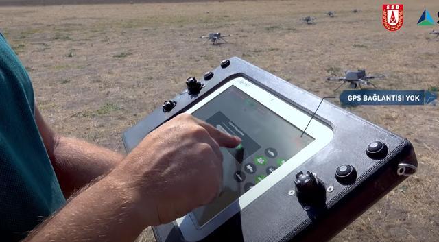 水平都较低,他们的小型无人机集群作战还得靠士兵们人手一个遥控器