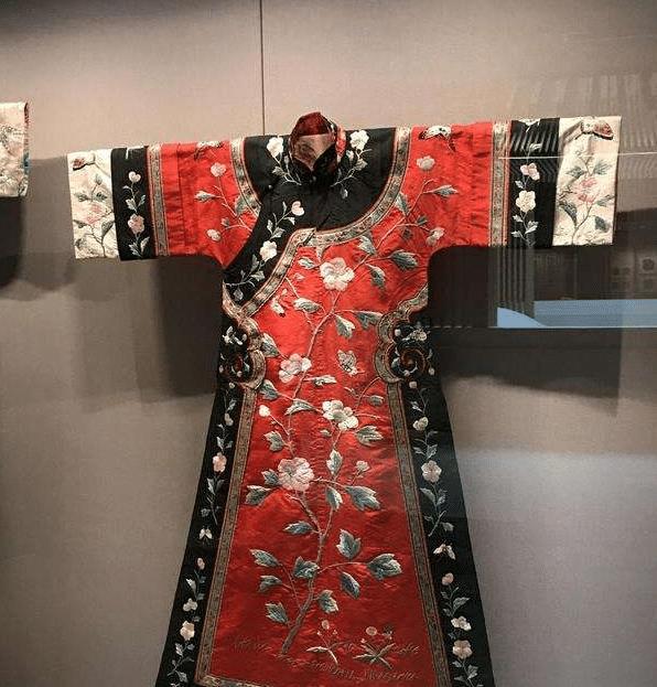 清朝入关以后,官员和贵族的朝服上,为何必须使用披肩?_腾讯新闻