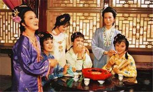 薛宝钗|薛宝钗为什么称呼王熙凤为“凤丫头”，是亲昵还是不屑？