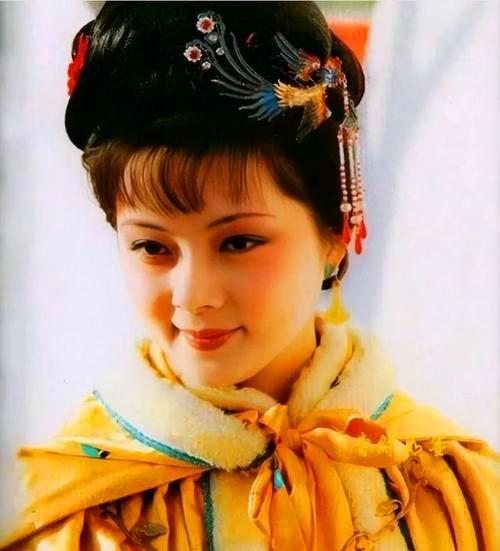 薛宝钗|薛宝钗为什么称呼王熙凤为“凤丫头”，是亲昵还是不屑？