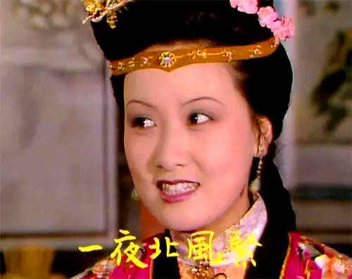 薛宝钗|薛宝钗为什么称呼王熙凤为“凤丫头”，是亲昵还是不屑？