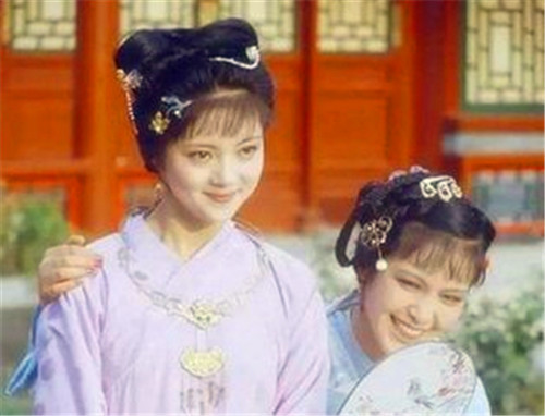 薛宝钗|薛宝钗为什么称呼王熙凤为“凤丫头”，是亲昵还是不屑？