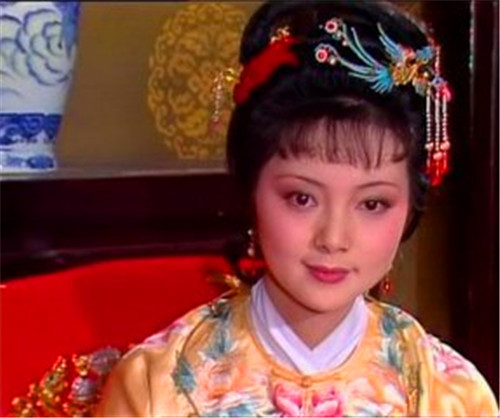 薛宝钗|薛宝钗为什么称呼王熙凤为“凤丫头”，是亲昵还是不屑？