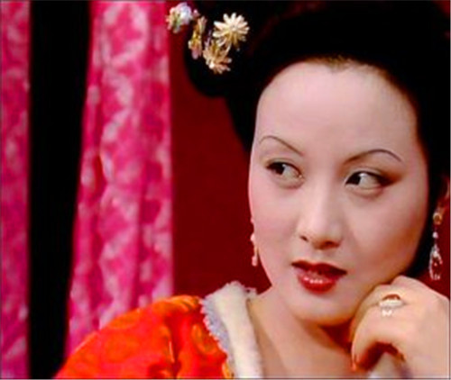 薛宝钗|薛宝钗为什么称呼王熙凤为“凤丫头”，是亲昵还是不屑？