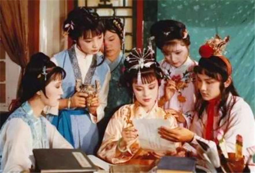 薛宝钗|薛宝钗为什么称呼王熙凤为“凤丫头”，是亲昵还是不屑？