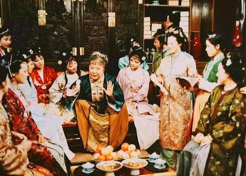 薛宝钗|薛宝钗为什么称呼王熙凤为“凤丫头”，是亲昵还是不屑？