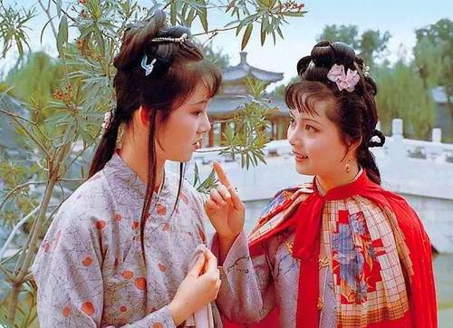 薛宝钗|薛宝钗为什么称呼王熙凤为“凤丫头”，是亲昵还是不屑？