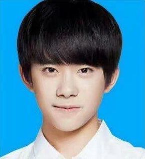 明星罕见的证件照易烊千玺超级撩迪丽热巴就是仙女本人了