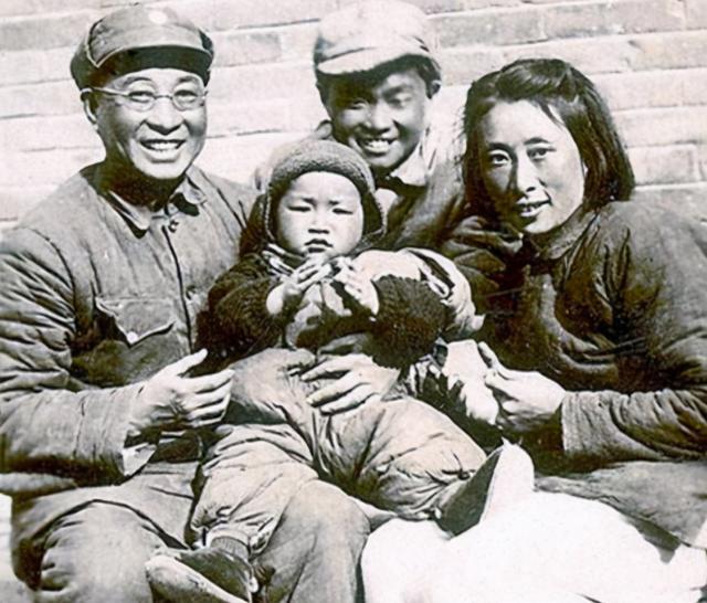 陈赓家庭照没过多久,王根英奉命到延安的党校学习,并于1938年底被调到