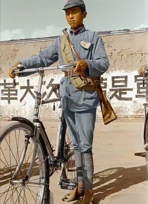 一张老照片:大家知道这位战士是什么兵种吗?自行车什么牌子呢?