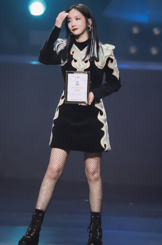 孟美岐为吸引镜头故意穿战甲配渔网袜意外曝光电棍腿