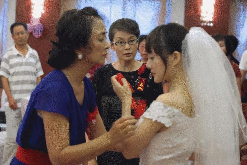 婚禮上新娘臨時要求改口費五萬婆婆承受不起你太金貴了