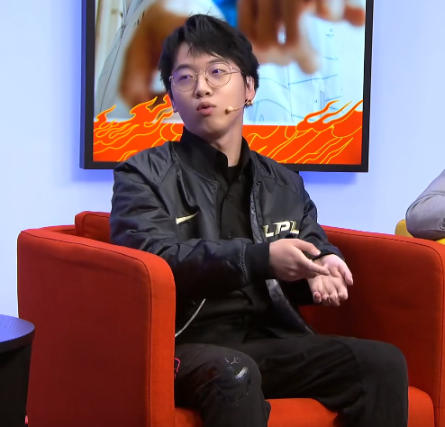 从职业选手退下来之后,猫皇开启了解说的道路,因为阴