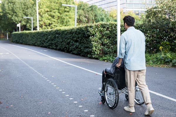 张老师的大儿子推着轮椅送她来参加活动,却让我意外地看了一出"短剧".
