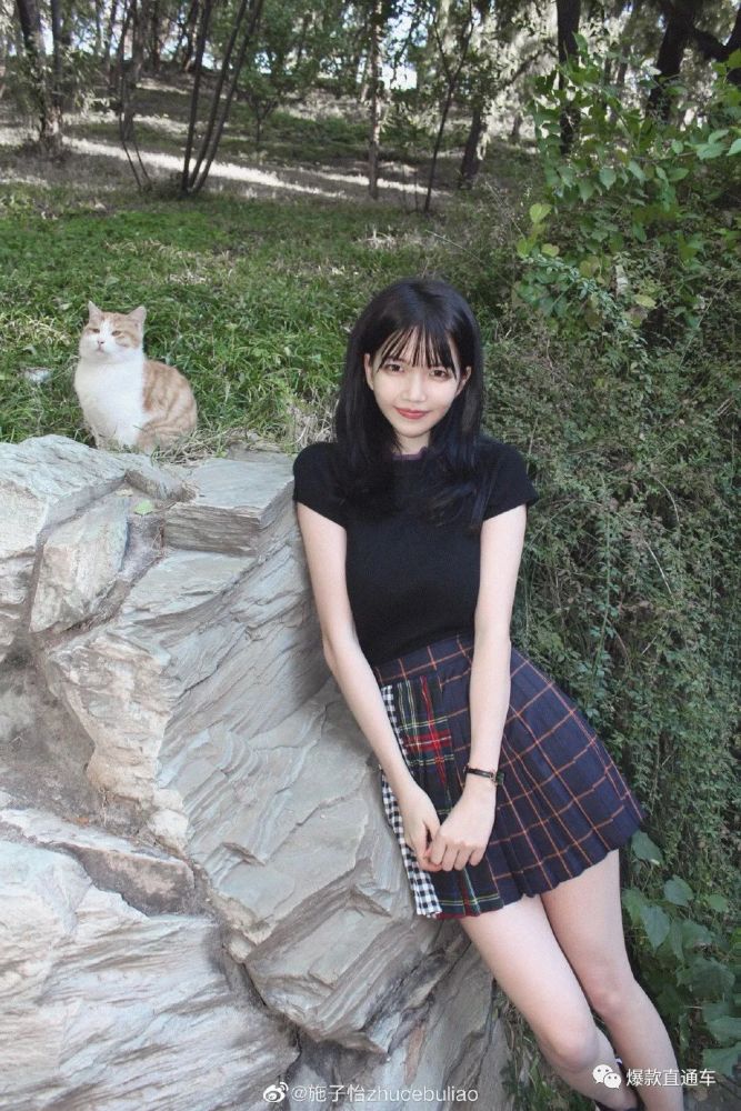 在施子怡往日的照片中,她还有卧蚕,但是在直播中她的眼下根本就没有