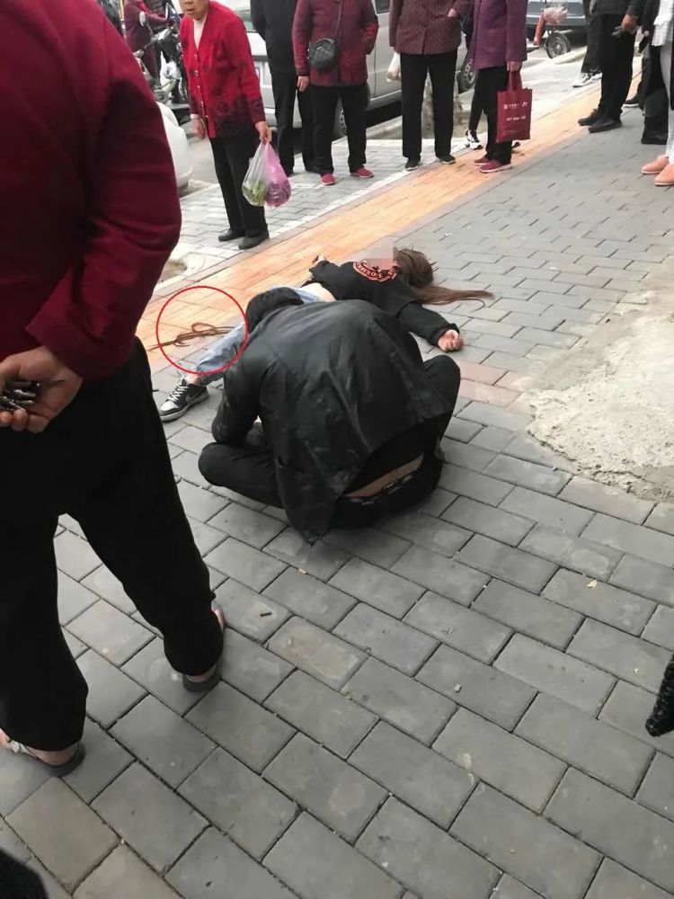 渭南一男子当街殴打女子脚踢拳打头发都扯掉了