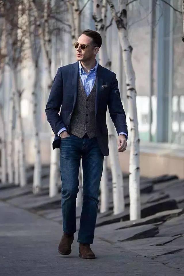 不论是男女,穿西装时别总配皮鞋了,没新意!试试靴子会更有魅力