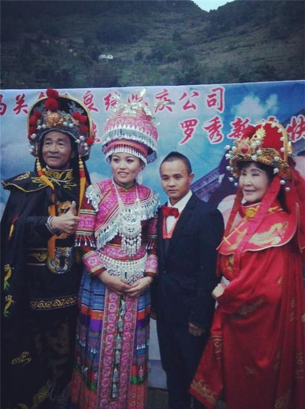 婚后两人也有了自己的孩子,赛场上张扬强势的熊朝忠,在妻子罗秀的面前