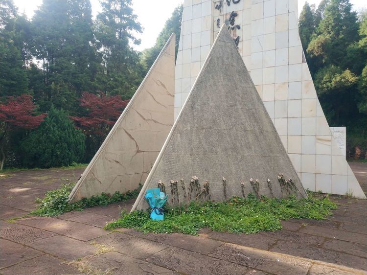 随走昆明郊野公园,拜谒驼峰飞行纪念碑,弹弓箐里遇见有人打弹弓_腾讯