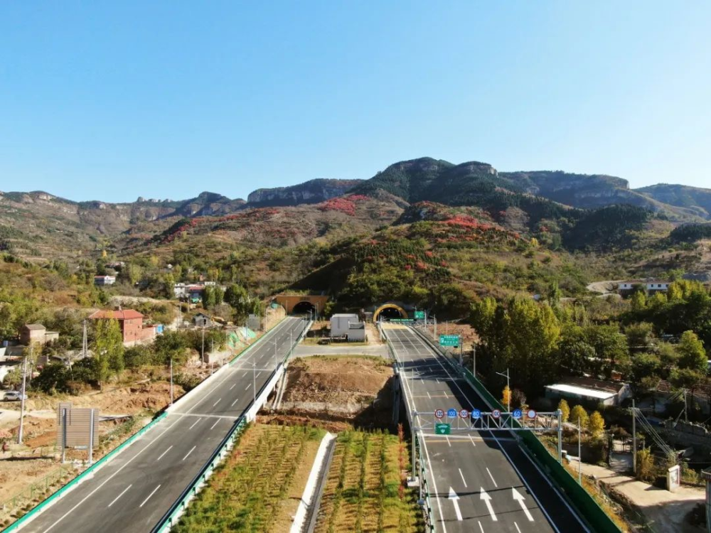 年10月27日,被誉为 山东省"最美高速公路"——济泰高速公路全线通车