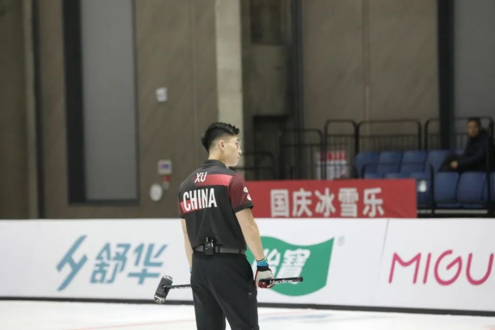 许静韬:大家好,我是中国男子冰壶运动员许静韬.