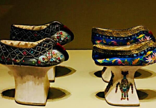 清朝妃子们穿的花底盆鞋除了很方便外还有重要的用途