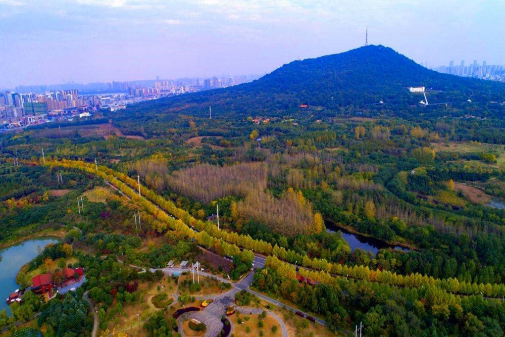 安徽不是很出名的山峰,却是合肥城区的最高峰,本身是一座死火山