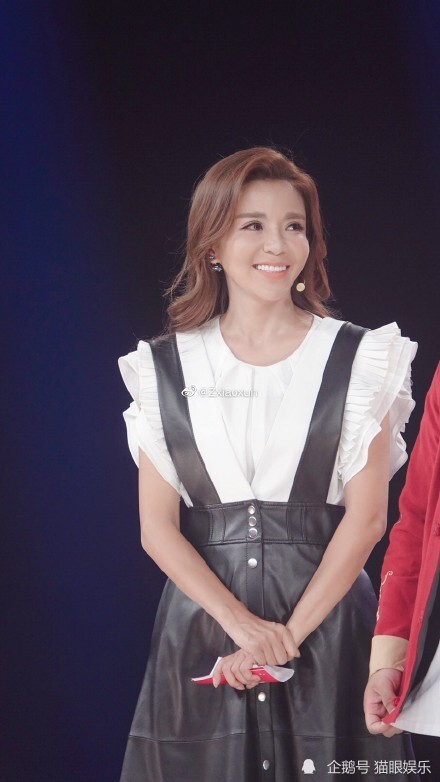 朱迅搭档德云社演员烧饼曹鹤阳穿粉色大褂说相声被赞多才多艺