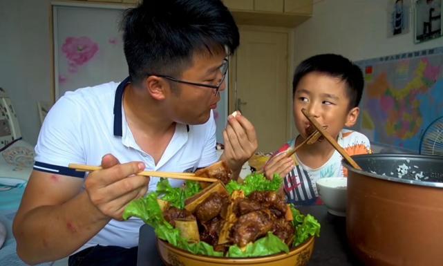 b站美食up徐大sao人气下滑被质疑诈捐还用儿子恰饭网友不再买单